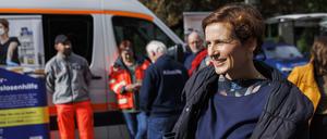 ARCHIV - 28.09.2022, Berlin: Katja Kipping (Die Linke), Berliner Senatorin für Integration, Arbeit und Soziales, steht vor Fahrzeugen der Kältehilfe. (zu dpa «Kältehilfe ab November mit mehr Schlafplätzen») Foto: Carsten Koall/dpa +++ dpa-Bildfunk +++