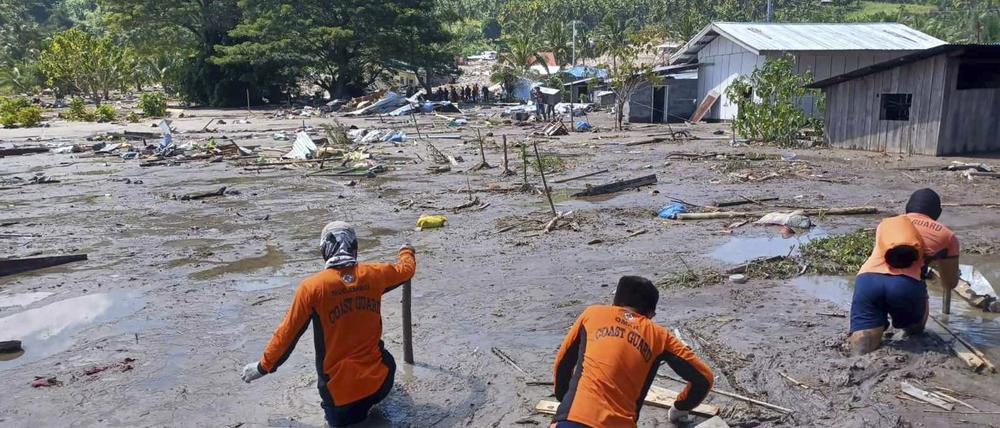 Rettungskräfte suchen nach Vermissten im Süden der Philippinen.