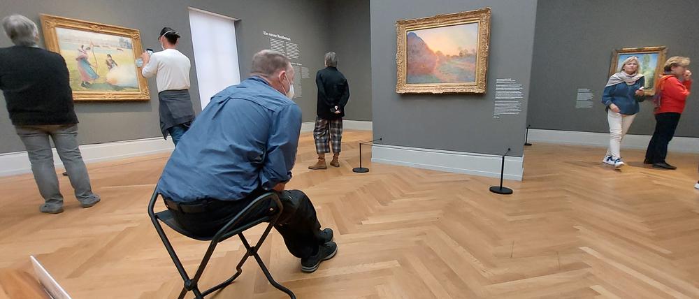 Ein Besucher betrachtet im Barberini das Bild von Monet.