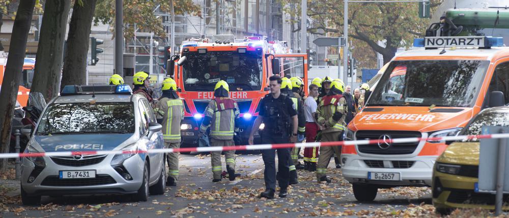 Einsatzfahrzeuge von Polizei und Feuerwehr stehen an der Bundesallee in Berlin-Wilmersdorf.