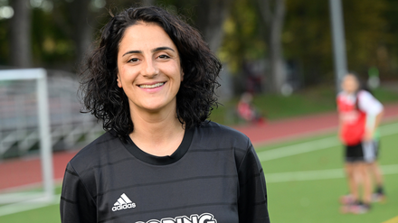 Tugba Tekkal musste heimlich Fußball spielen, bis sie 16 war. Heute trainiert sie viele junge Mädchen.