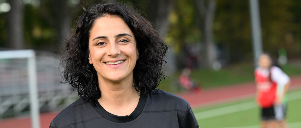 Tugba Tekkal musste heimlich Fußball spielen, bis sie 16 war. Heute trainiert sie viele junge Mädchen.
