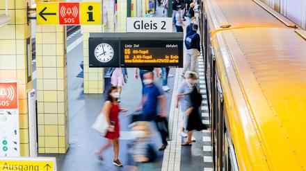 Berlin: Fahrgäste steigen am Morgen am U-Bahnhof Friedrichstraße ein und aus.