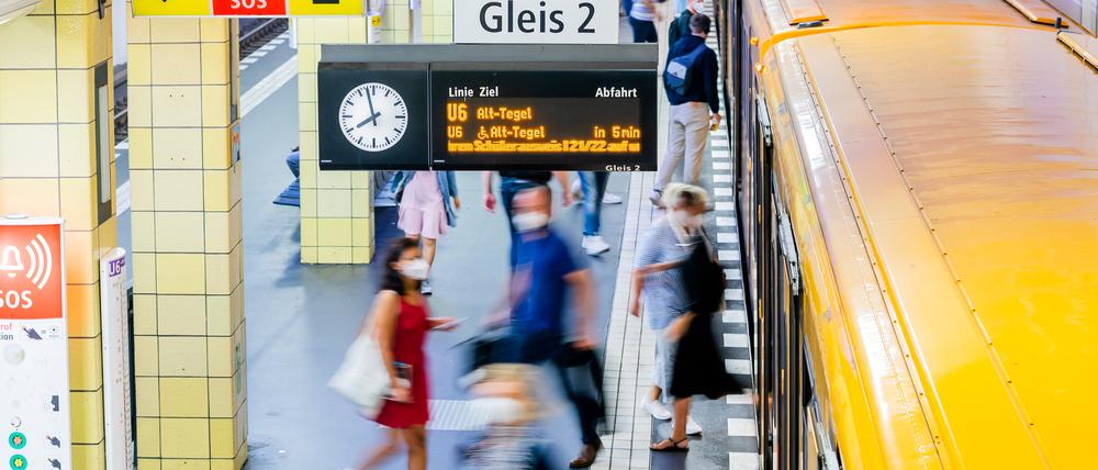 Berlin: Fahrgäste steigen am Morgen am U-Bahnhof Friedrichstraße ein und aus.