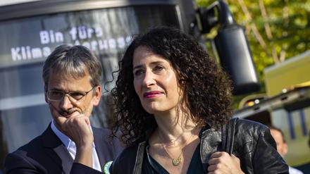 Bettina Jarasch, Senatorin für Umwelt, Mobilität, Verbraucher- und Klimaschutz, scheiterte fürs erste mit einem Projekt zur Radweg-Enteisung. Das Bild zeigt sie neben Gregor Hagedorn von Scientists4Future bei der Vorstellung der „Klima-Tram“ Mitte Oktober.