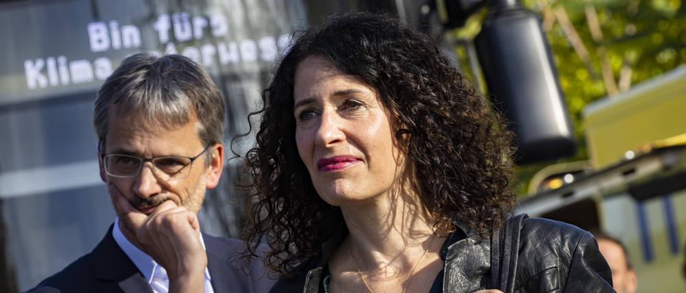 Bettina Jarasch, Senatorin für Umwelt, Mobilität, Verbraucher- und Klimaschutz, scheiterte fürs erste mit einem Projekt zur Radweg-Enteisung. Das Bild zeigt sie neben Gregor Hagedorn von Scientists4Future bei der Vorstellung der „Klima-Tram“ Mitte Oktober.