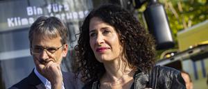 Bettina Jarasch, Senatorin für Umwelt, Mobilität, Verbraucher- und Klimaschutz, scheiterte fürs erste mit einem Projekt zur Radweg-Enteisung. Das Bild zeigt sie neben Gregor Hagedorn von Scientists4Future bei der Vorstellung der „Klima-Tram“ Mitte Oktober. 