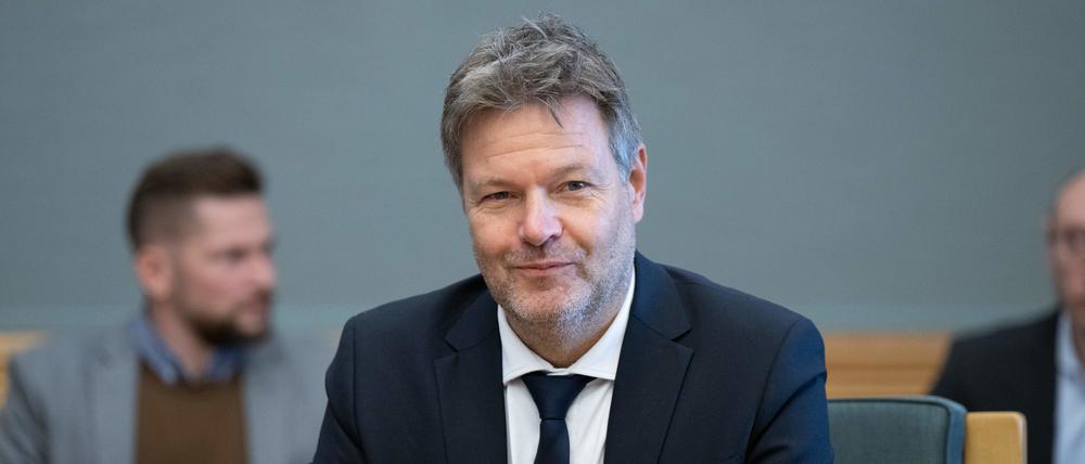 Bundeswirtschaftsminister Robert Habeck (Bündnis90/Die Grünen) nimmt in der Sächsischen Staatskanzlei an einer Kabinettssitzung der Landesregierung teil.