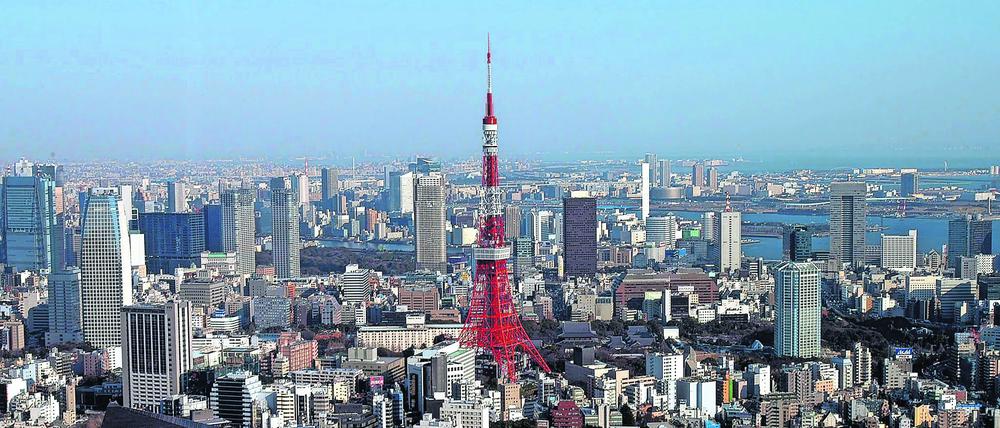 ARCHIV - Die Skyline von Tokio, in der Mitte der Tokyo Tower - mit einer Höhe von 332,6 Metern einer der höchsten selbsttragenden, aus Stahl bestehenden Türme der Welt (Archivfoto vom 14.02.2005). Entgegen dem Klischee sind die meisten Häuser in der Hauptstadt Japans nur zweistöckig. Dazwischen ragen jedoch zunehmend hochmoderne riesige Geschäfts- und Wohnkomplexe in den Himmel. Foto: Andy Rain/EPA (zu dpa: "Die Grenzen der Stadt" vom 16.10.2016) +++(c) dpa - Bildfunk+++ |