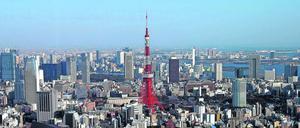 ARCHIV - Die Skyline von Tokio, in der Mitte der Tokyo Tower - mit einer Höhe von 332,6 Metern einer der höchsten selbsttragenden, aus Stahl bestehenden Türme der Welt (Archivfoto vom 14.02.2005). Entgegen dem Klischee sind die meisten Häuser in der Hauptstadt Japans nur zweistöckig. Dazwischen ragen jedoch zunehmend hochmoderne riesige Geschäfts- und Wohnkomplexe in den Himmel. Foto: Andy Rain/EPA (zu dpa: "Die Grenzen der Stadt" vom 16.10.2016) +++(c) dpa - Bildfunk+++ |