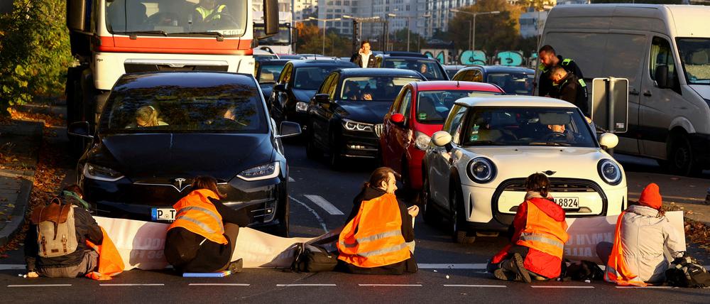 Eine Sitzblockade der „Letzten Generation“ in Berlin, hier am 11. Oktober 2022.
