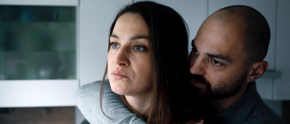 Ehemann Robert (Bozidar Kocevsk) versucht seiner Frau Kathleen (Franziska Hartmann) Trost zu spenden.