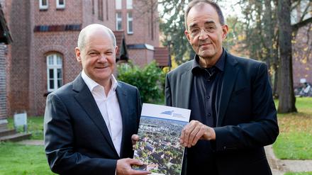 Lutz Ausserfeld, Lutz Ausserfeld, Kaufmännischer Vorstand des Diakonissenhauses, übergibt die Broschüre EnergiePLUS an Bundeskanzler Olaf Scholz 