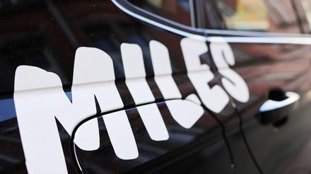 01.11.2022, Hamburg: Ein Fahrzeug des Carsharing-Anbieters Miles steht an einer Straße in der Innenstadt. Der Berliner Carsharing-Anbieter Miles übernimmt das Konkurrenz-Angebot Weshare vom Volkswagen-Konzern. Foto: Christian Charisius/dpa +++ dpa-Bildfunk +++