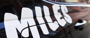 01.11.2022, Hamburg: Ein Fahrzeug des Carsharing-Anbieters Miles steht an einer Straße in der Innenstadt. Der Berliner Carsharing-Anbieter Miles übernimmt das Konkurrenz-Angebot Weshare vom Volkswagen-Konzern. Foto: Christian Charisius/dpa +++ dpa-Bildfunk +++