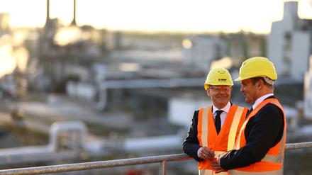 Bundeskanzler Olaf Scholz bei seinem Besuch in Schwarzheide.