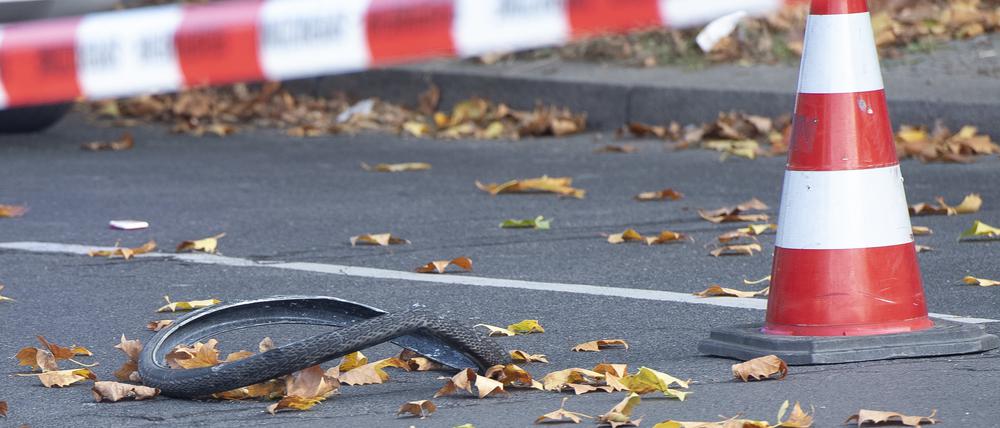 31.10.2022, Berlin: Das Rad eines Fahrrades liegt auf der Bundesallee in Berlin-Wilmersdorf. Eine Radfahrerin ist bei dem Verkehrsunfall mit einem Lastwagen lebensgefährlich verletzt worden. Die Verletzte sei unter dem Betonmischer eingeklemmt worden, teilte ein Sprecher der Feuerwehr mit. Auch der Lkw-Fahrer wurde bei dem Unfall verletzt. Einsatzkräfte der Berliner Feuerwehr sind nach Angaben eines Sprechers wegen Protesten von Klimademonstranten zudem verspätet am Unfallort eingetroffen. Foto: Paul Zinken/dpa +++ dpa-Bildfunk +++