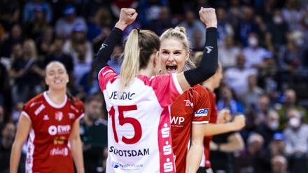 Potsdams Aleksandra Jegdic (l.) und Potsdams Hester Jasper (r.) jubeln.