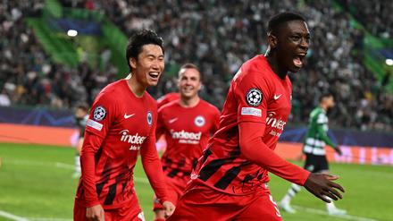 Randal Kolo Muani (rrechts) jubelt nach seinem Tor zum 2:1 mit Daichi Kamada (links) und Mario Götze (Mitte).