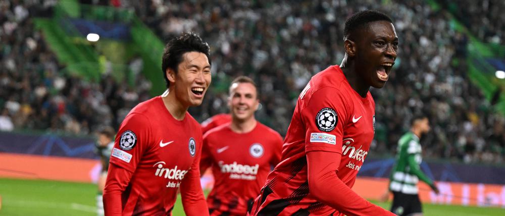 Randal Kolo Muani (rrechts) jubelt nach seinem Tor zum 2:1 mit Daichi Kamada (links) und Mario Götze (Mitte).