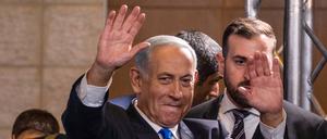 Der Vorsitzende der Likud-Partei und ehemalige israelische Ministerpräsident Benjamin Netanjahu trifft ein, um eine Erklärung nach den Auszählungen der israelischen Parlamentswahlen 2022 abzugeben.