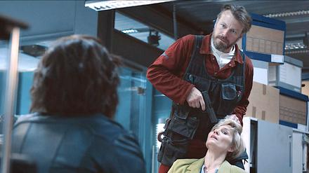 Nicht zimperlich: Elias (Peter Franzén) setzt seine Geisel Anne (Laura Malmivaara) unter Druck. 