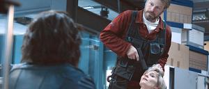 Nicht zimperlich: Elias (Peter Franzén) setzt seine Geisel Anne (Laura Malmivaara) unter Druck. 