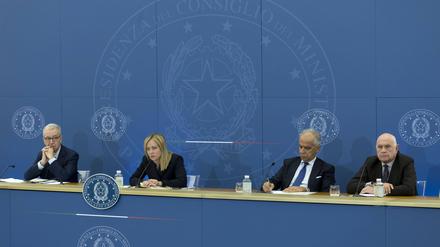 Premierministerin Giorgia Meloni mit den Ministern Orazio Schillaci (Gesundheit), Matteo Piantedosi (Inneres) und Carlo Nordio (Justiz)