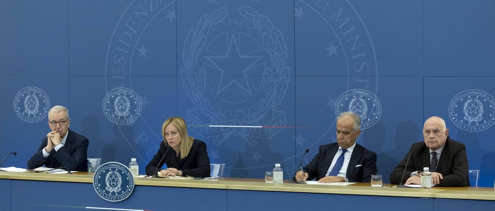 Premierministerin Giorgia Meloni mit den Ministern Orazio Schillaci (Gesundheit), Matteo Piantedosi (Inneres) und Carlo Nordio (Justiz)