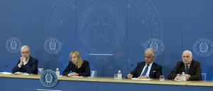 Premierministerin Giorgia Meloni mit den Ministern Orazio Schillaci (Gesundheit), Matteo Piantedosi (Inneres) und Carlo Nordio (Justiz)