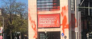 Das Willy-Brandt-Haus in Berlin wurde mit Farbe beschmiert.