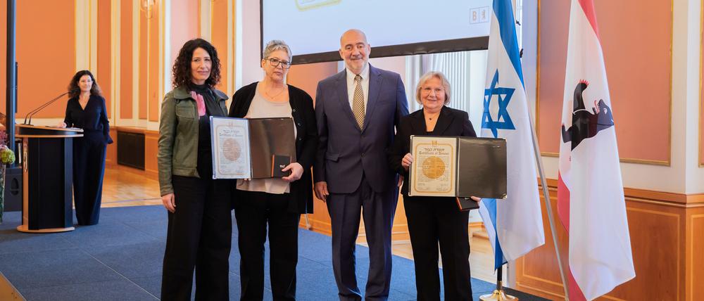 Vize-Senatschefin Bettina Jarasch (Grüne), Anne-Margret Schmid, Enkelin des Ehepaars Schwartze, Ron Prosor, Botschafter von Israel in Deutschland, Gundela Suter, Enkeltochter des Ehepaares Hübner. 