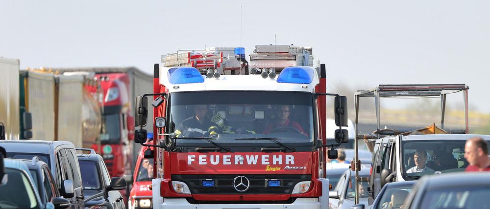 Symbolbild: Ein Feuerwehrwagen fährt durch eine Rettungsgasse.