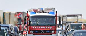 Symbolbild: Ein Feuerwehrwagen fährt durch eine Rettungsgasse.