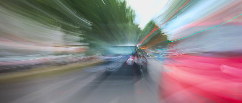 Ein Auto im Straßenverkehr (Symbolbild).