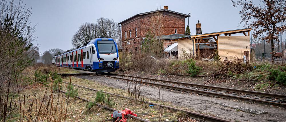 Ein neuer Zug der Stadler Pankow GmbH fährt auf Gleisen der ehemaligen Heidekrautbahn.