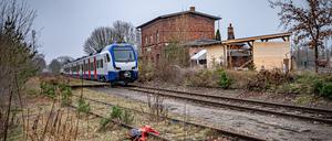 Ein neuer Zug der Stadler Pankow GmbH fährt auf Gleisen der ehemaligen Heidekrautbahn.