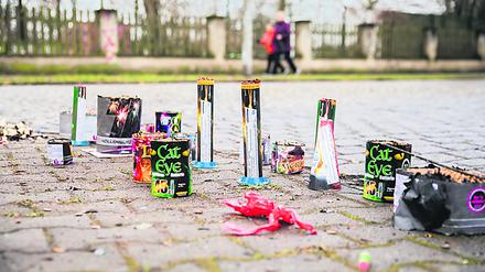 Abgebrannte Feuerwerkskörper liegen im Berliner Ortsteil Alt-Hohenschönhausen auf der Straße.