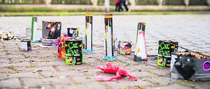 Abgebrannte Feuerwerkskörper liegen im Berliner Ortsteil Alt-Hohenschönhausen auf der Straße.