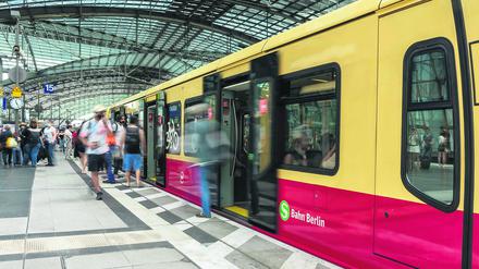 Hauptbahnhof Berlin, Fahrgäste der S-Bahn, Berlin, Deutschland, Europa *** Central Station Berlin, Passengers the S Rail, Berlin, Germany, Europe Copyright: imageBROKER/Karl-HeinzxSpremberg iblkhs08345143.jpg Bitte beachten Sie die gesetzlichen Bestimmungen des deutschen Urheberrechtes hinsichtlich der Namensnennung des Fotografen im direkten Umfeld der Veröffentlichung!