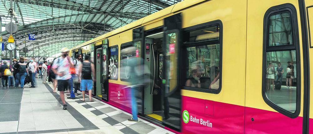 Hauptbahnhof Berlin, Fahrgäste der S-Bahn, Berlin, Deutschland, Europa *** Central Station Berlin, Passengers the S Rail, Berlin, Germany, Europe Copyright: imageBROKER/Karl-HeinzxSpremberg iblkhs08345143.jpg Bitte beachten Sie die gesetzlichen Bestimmungen des deutschen Urheberrechtes hinsichtlich der Namensnennung des Fotografen im direkten Umfeld der Veröffentlichung!