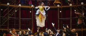 Schillernde Welt des Varietés. Opernsängerin Nina Minasyan schwebt im ersten Akt als Violetta Valéry in die Partyszene hinein.