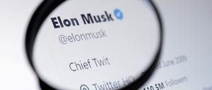 Elon Musk’s Twitter Account mit blauem Verifikations-Häkchen.