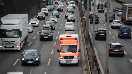 Ein Feuerwehrwagen auf der Berliner Stadtautobahn.