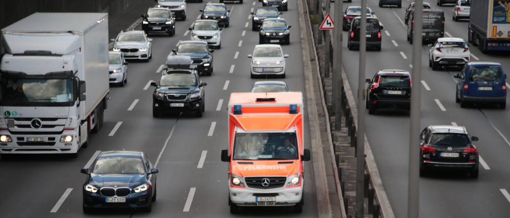 Ein Feuerwehrwagen auf der Berliner Stadtautobahn.