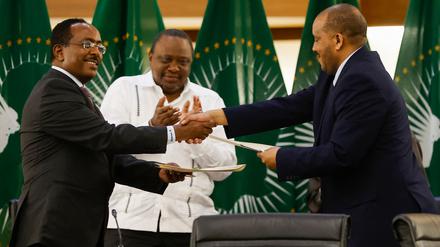 Redwan Hussien Rameto (L), Vertreter der äthiopischen Regierung, und Getachew Reda (R), Vertreter der Volksbefreiungsfront von Tigray (TPLF), schütteln sich während einer Pressekonferenz zu den von der Afrikanischen Union geführten Verhandlungen zur Beilegung des Konflikts in Äthiopien in den Büros des Ministeriums für internationale Beziehungen und Zusammenarbeit (DIRCO) in Pretoria am 2. November 2022 die Hände über ein Friedensabkommen zwischen den beiden Parteien.
