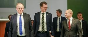 Bundeskanzler Olaf Scholz (r, SPD), Stephan Weil (SPD, l), Ministerpräsident von Niedersachsen, und Hendrik Wüst (CDU), Ministerpräsident von Nordrhein-Westfalen, kommen nach der Ministerpräsidentenkonferenz zur Pressekonferenz.