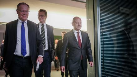 Nach gut zweieinhalb Stunden geht es zur Pressekonferenz: Bundeskanzler Olaf Scholz, der niedersächsische Regierungschef Stephan Weil (links) und Hendrik Wüst, Ministerpräsident von Nordrhein-Westfalen (rechts). 