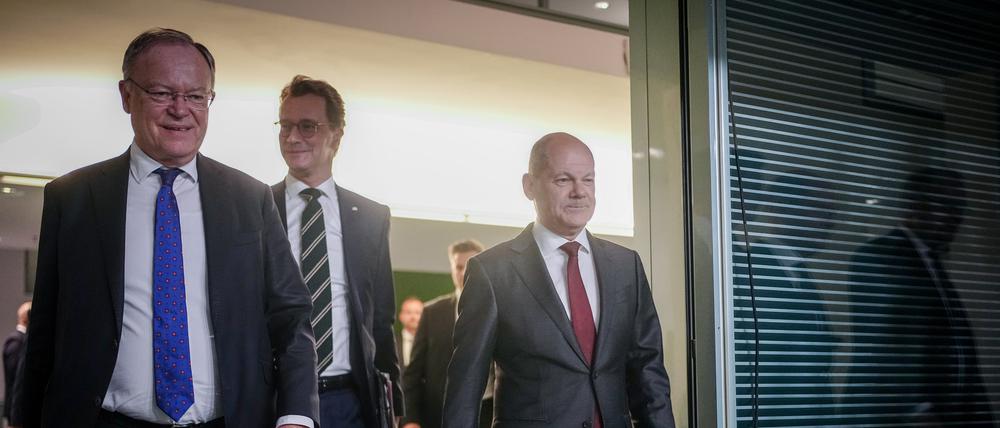 Nach gut zweieinhalb Stunden geht es zur Pressekonferenz: Bundeskanzler Olaf Scholz, der niedersächsische Regierungschef Stephan Weil (links) und Hendrik Wüst, Ministerpräsident von Nordrhein-Westfalen (rechts). 