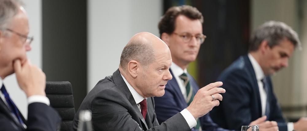 Das war Ende 2022: Bundeskanzler Olaf Scholz (2.v.l., SPD), Stephan Weil (l, SPD), Ministerpräsident von Niedersachsen, und Hendrik Wüst (2.v.r., CDU), nach einer Ministerpräsidentenkonferenz. Foto: Kay Nietfeld/dpa